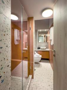La salle de bains est pourvue de toilettes et d'une douche en verre. dans l'établissement Luxury Studio with Panoramic Views, à Athènes
