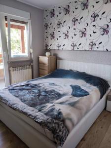 ein Schlafzimmer mit einem Bett mit einem Bild einer Frau in der Unterkunft Apartment Elvira in Opatija