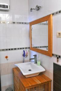 ein Bad mit einem Waschbecken und einem Spiegel in der Unterkunft Apartment Elvira in Opatija