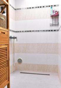 ein Bad mit einer Dusche und einer Glastür in der Unterkunft Apartment Elvira in Opatija