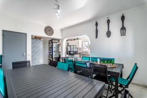 Un comedor con mesa y sillas de madera. en Villa Paradis Pêra - Casa completa para férias, en Pêra