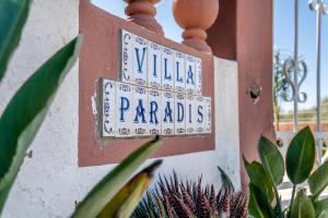 um sinal que lê "villa pararios" numa parede em Villa Paradis Pêra - Casa completa para férias em Pêra