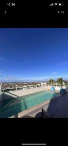 uma vista para uma grande piscina com palmeiras em Apartamento confortável com uma bela vista - lagoa seca Juazeiro em Juazeiro do Norte