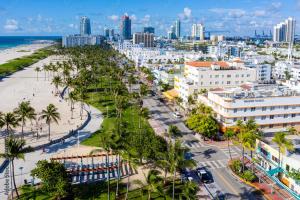 una vista aérea de una ciudad con una playa y edificios en Cute Private Room, near the Airport - Free parking - 02, en Miami