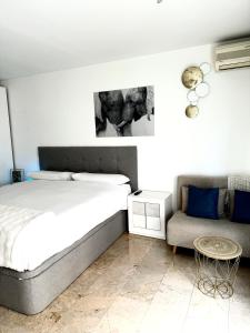 una camera con letto e divano di Alojamiento Bruckner a Málaga