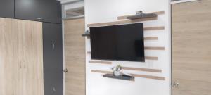 En TV eller et underholdningssystem på Encantador apartamento con aire
