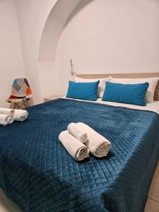 1 dormitorio con 1 cama con toallas en Casa Giulia & AL Duomo en Siracusa