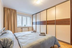 um quarto com uma cama e um grande armário em Urban Haven: Blissful Living in Central Bratislava em Bratislava