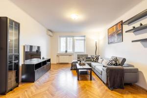 sala de estar con sofá y TV en Urban Haven: Blissful Living in Central Bratislava, en Bratislava