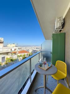 d'une table et de chaises sur un balcon avec vue. dans l'établissement Luxury Studio with Panoramic Views, à Athènes
