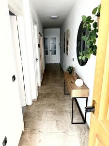 een hal met een houten tafel in een kamer bij Alojamiento Bruckner in Málaga