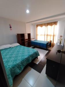 a bedroom with two beds and a window at Habitacion privada en casa familiar con bano compartido in Armenia