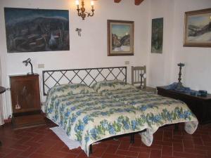 ein Schlafzimmer mit einem Bett, einer Kommode und Gemälden in der Unterkunft La Residence da Caterina in Vittorio Veneto
