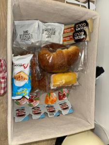 einen Kühlschrank mit Brot, Gebäck und anderen Snacks in der Unterkunft Casa Milù in Castellammare di Stabia