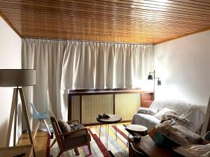 sala de estar con cama y ventana en Appartement d'une chambre a Uvernet Fours a 10 m des pistes avec balcon amenage et wifi en Uvernet