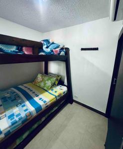 a bedroom with a bunk bed and a closet at Apartasol Santa Fe de Antioquia in Santa Fe de Antioquia