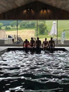 grupa ludzi siedzących w basenie w obiekcie The Stables w mieście Ledbury