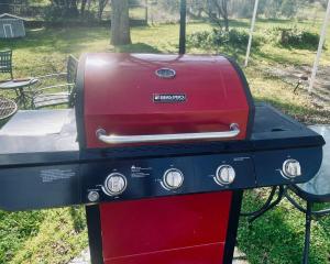 - un grill rouge assis au-dessus d'une table dans l'établissement Sierra Sunset Cottage -Yosemite area vacation cottage, à Ahwahnee