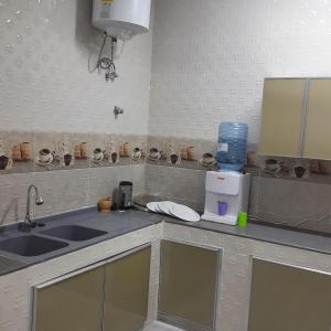 Kuchyň nebo kuchyňský kout v ubytování إستراحة المروج بالجبل الأخضر