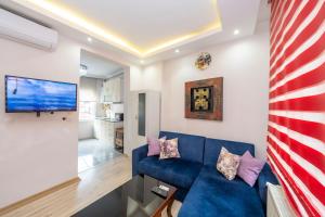 a living room with a blue couch and an american flag at Taksim City Suite in Istanbul