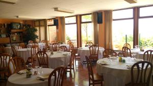 a dining room with tables and chairs with white table linens at Hotel-Motel Sol II in Requena