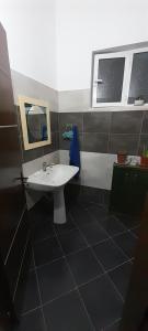 bagno con lavandino e specchio di A&A House a Berat