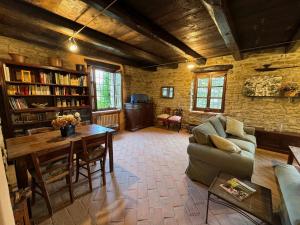 ein Wohnzimmer mit Sofa und Tisch in der Unterkunft Villa Natura Piemonte with pool in Castino