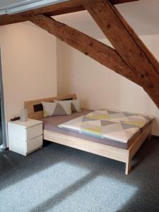 1 dormitorio con cama y mesita de noche en Große 130 m2 gemütliche Wohnung im Herzen Tribergs, en Triberg