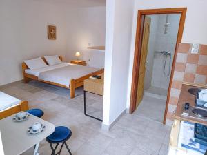 Llit o llits en una habitació de Amisos Apartmani