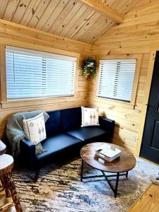 Fotografie z fotogalerie ubytování Charming Log Cabin with Loft on Lake James- Private Resort Amenities v destinaci Marion