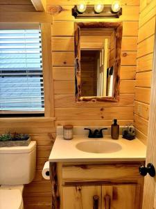 Fotografie z fotogalerie ubytování Charming Log Cabin with Loft on Lake James- Private Resort Amenities v destinaci Marion + 10 fotografií