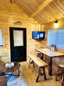 TV a/nebo společenská místnost v ubytování Charming Log Cabin with Loft on Lake James- Private Resort Amenities