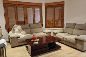uma sala de estar com dois sofás e uma mesa de centro em casa en un parque natural em Las Villas