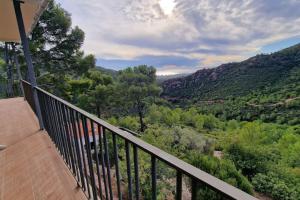 uma varanda com vista para um vale em casa en un parque natural em Las Villas
