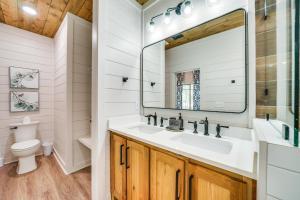 Koupelna v ubytování Chic Forest Hideaway in Broken Bow with Hot Tub + 26 fotografií