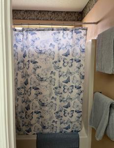 cortina de ducha azul y blanco en el baño en Guest House In Cantonment, en Jacksonville