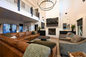 Posezení v ubytování Luxe Group Getaway with 2-Story Deck in Broken Bow!