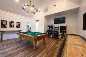 Biliár nebo kulečník v ubytování Luxe Group Getaway with 2-Story Deck in Broken Bow!