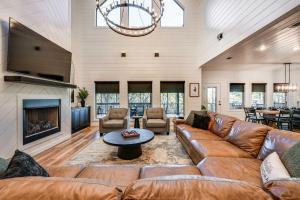 Posezení v ubytování Luxe Group Getaway with 2-Story Deck in Broken Bow!