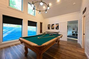Biliár nebo kulečník v ubytování Luxe Group Getaway with 2-Story Deck in Broken Bow!