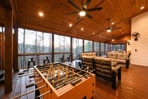 Fotografie z fotogalerie ubytování Luxe Group Getaway with 2-Story Deck in Broken Bow! v destinaci Broken Bow