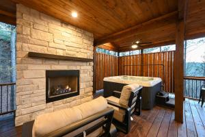 Fotografie z fotogalerie ubytování Luxe Group Getaway with 2-Story Deck in Broken Bow! v destinaci Broken Bow