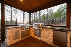 Kuchyň nebo kuchyňský kout v ubytování Luxe Group Getaway with 2-Story Deck in Broken Bow!