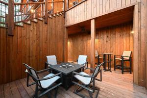 Fotografie z fotogalerie ubytování Luxe Group Getaway with 2-Story Deck in Broken Bow! v destinaci Broken Bow
