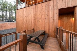 Balkón nebo terasa v ubytování Luxe Group Getaway with 2-Story Deck in Broken Bow!