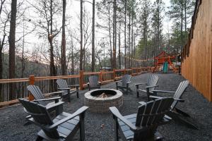 Fotografie z fotogalerie ubytování Luxe Group Getaway with 2-Story Deck in Broken Bow! v destinaci Broken Bow