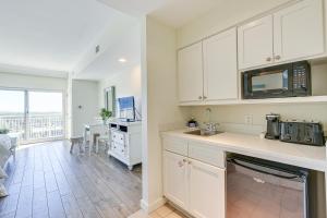 Köök või kööginurk majutusasutuses Destin Resort Studio with Pool - Walk to Beach!
