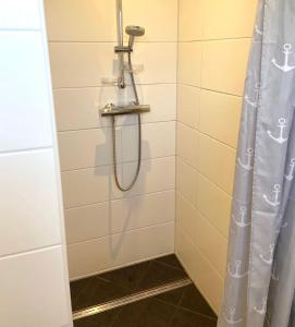 クックスハーフェンにあるDuhnerheideのバスルーム(シャワー、シャワーカーテン付)が備わります。