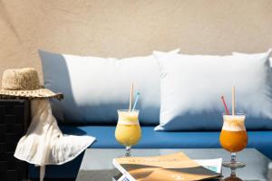 dos bebidas en una mesa frente a un sofá en Les Roches Blanches, en Porto Vecchio