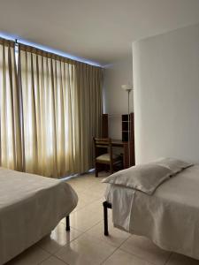 Un pat sau paturi într-o cameră la Hotel Armenia Centro